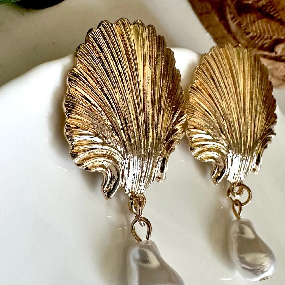 2/$30🌵 Gold Shell Earrings Faux Pearl Beach Seashell Ocean Coastal Vacation NEW